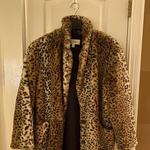 Gorgeous cozy fur Leopard print short coat.